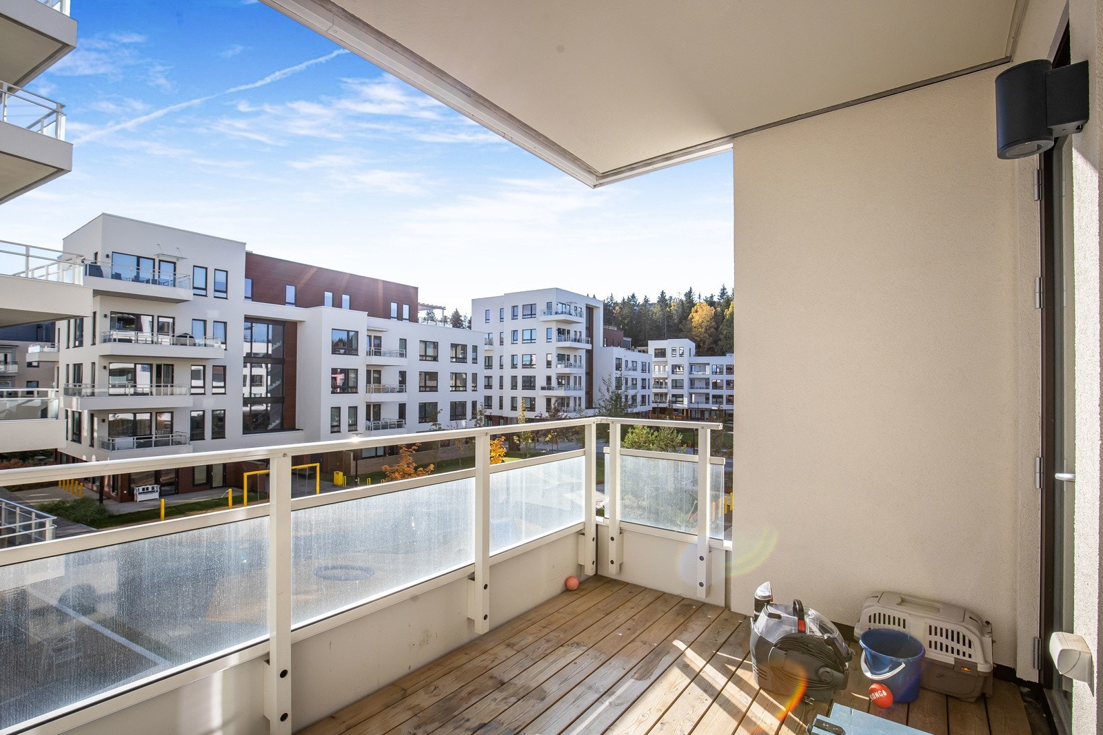 Verandaen oppleves luftig med utsyn over fellesaraeler. Galleribilde