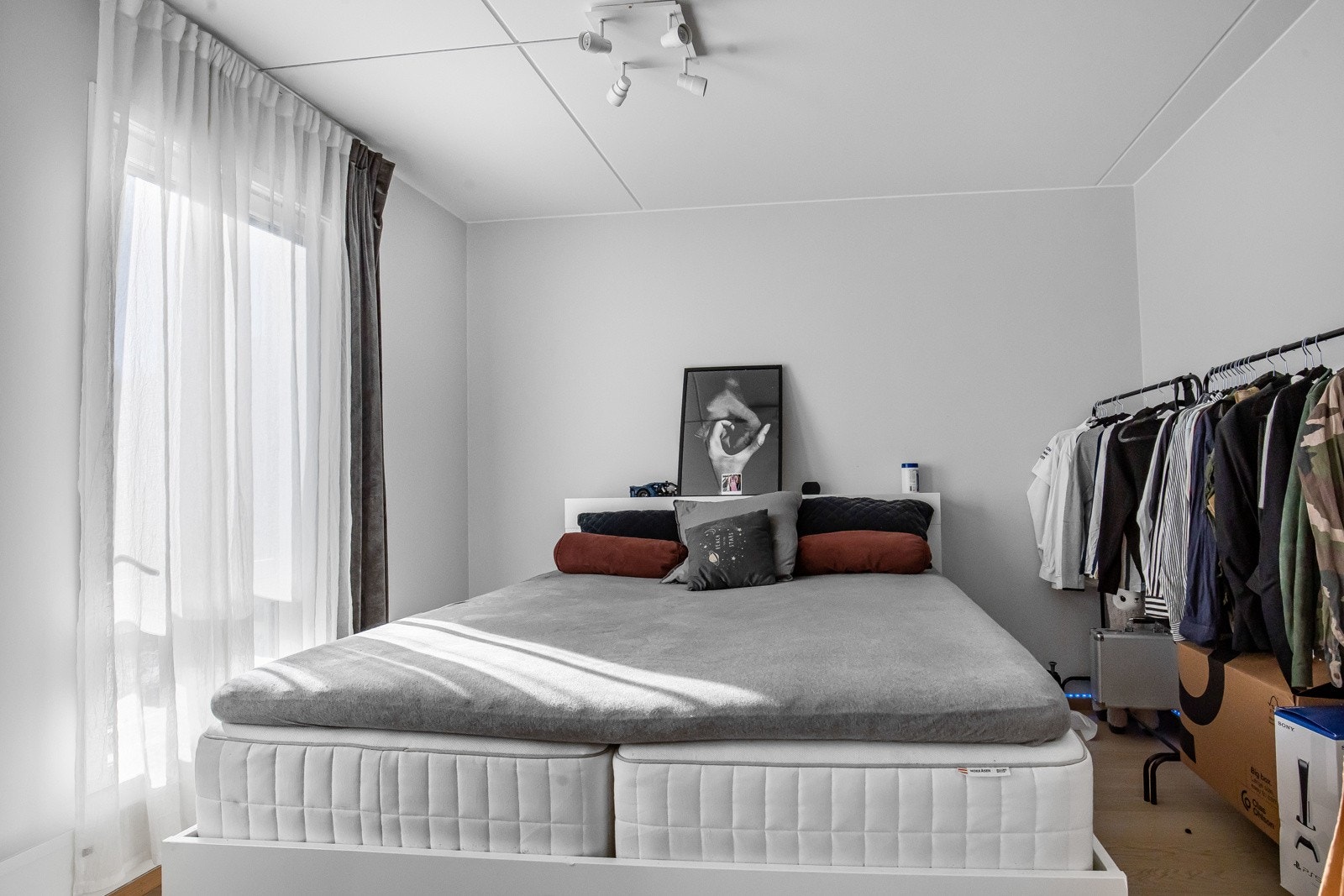 Romslig soverom med god plass til dobbeltseng & tilhørende soveromsmøbler Galleribilde