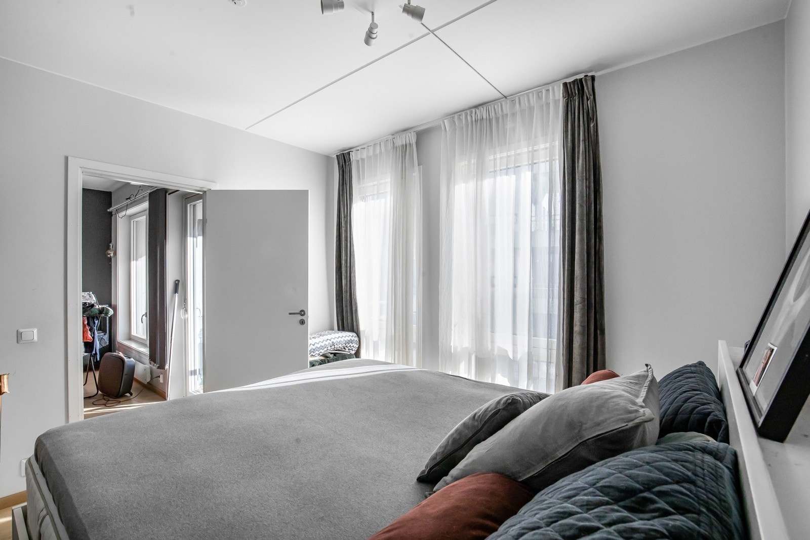 Soverommet er malt i flotte lyse farger som gir en god romfølelse. Galleribilde