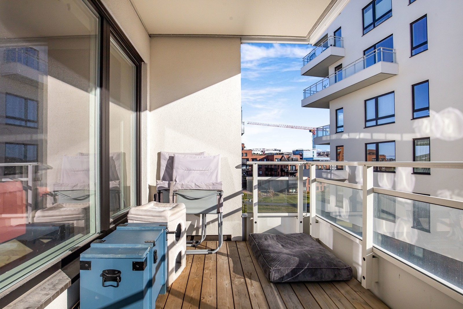 Fra oppholdsrommet har du en utgang til en flott sørvendt veranda. Galleribilde