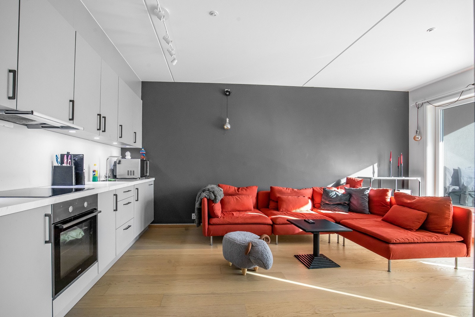 Den åpne løsningen legger til rette for stor møbelfrihet samt rikelig med plass til sofa- og spisemøblement. Galleribilde