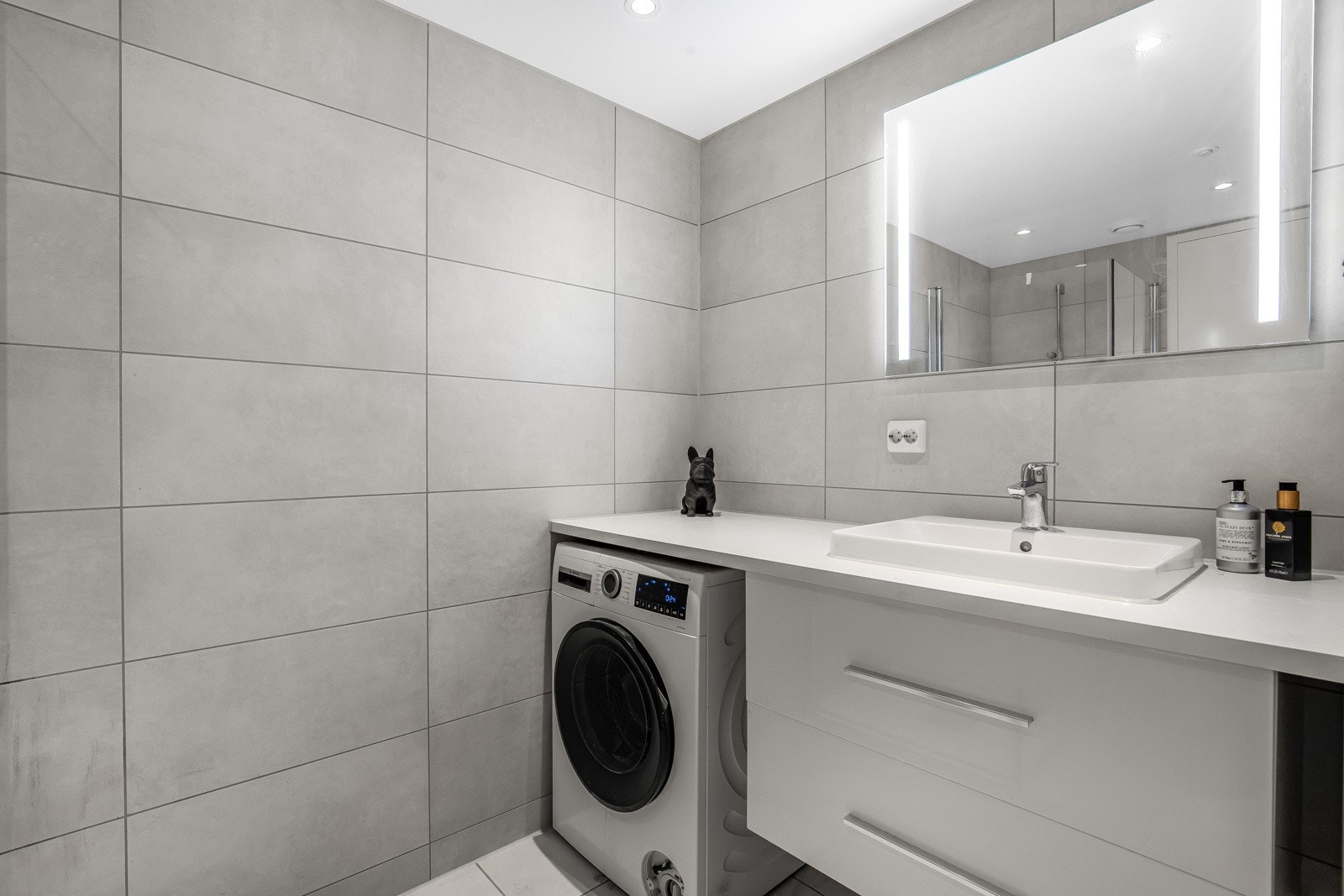 Opplegg for vaskemaskin på badet. Galleribilde