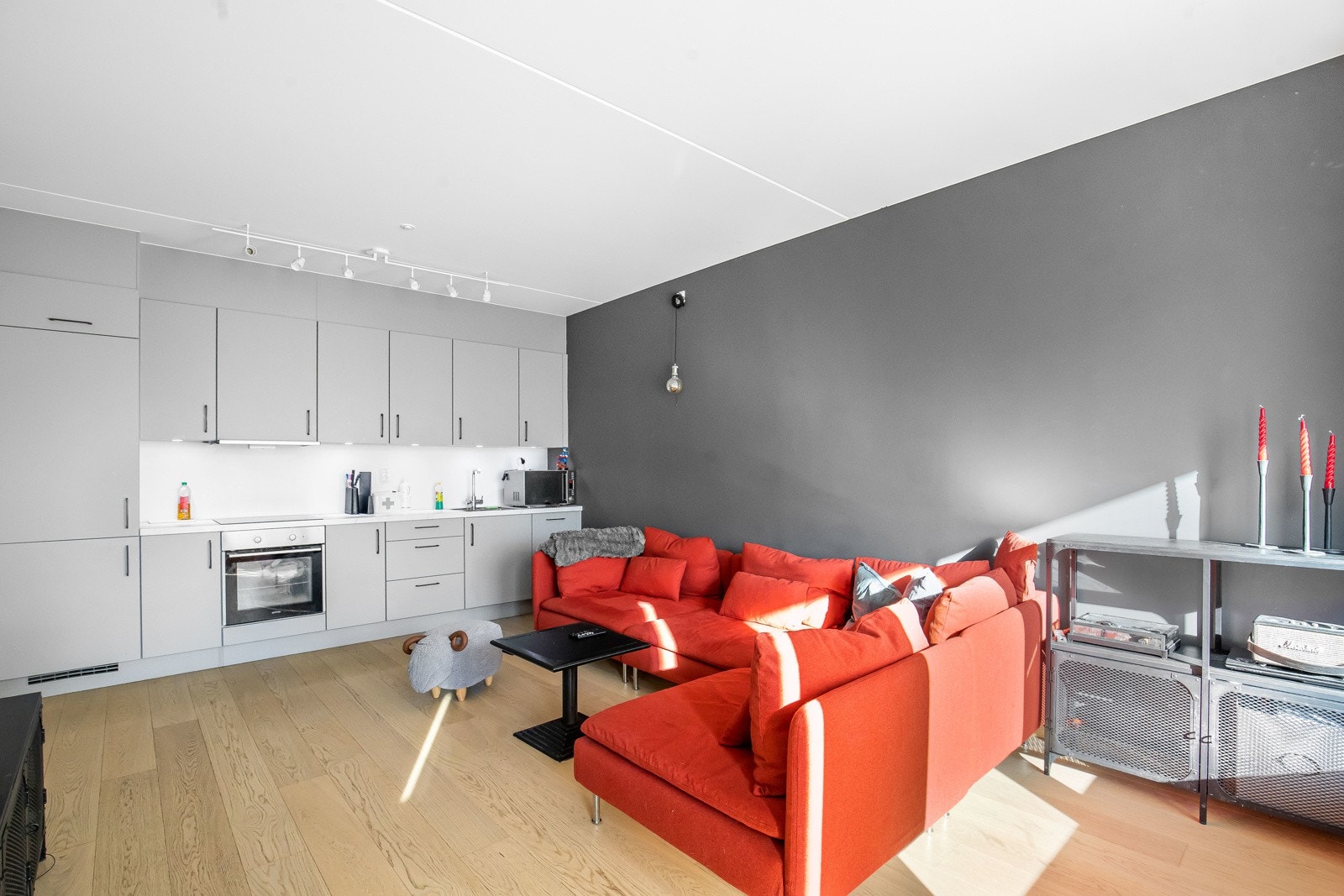 Stue og kjøkken ligger i en åpen løsning i oppholdsrommet. Galleribilde