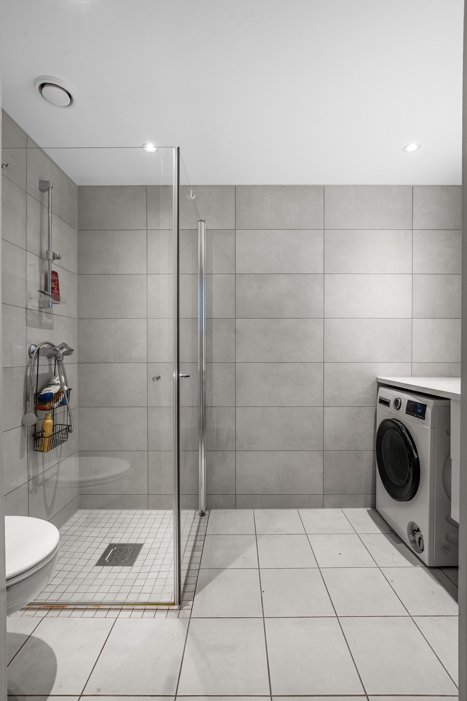 Flott flislagt bad hvor du kan få en perfekt start på dagen. Galleribilde