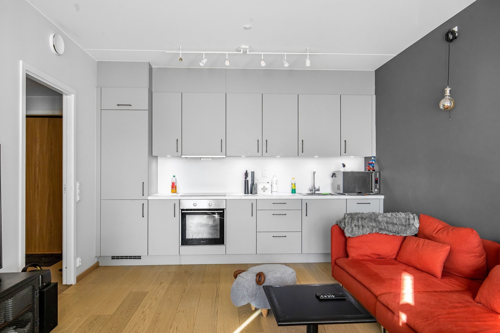 Delikat kjøkken med integrerte hviteavarer. Galleribilde