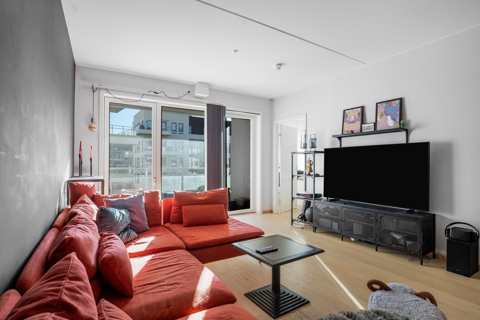 Stuen har store flotte vindusflater som slipper inn mye naturlig lys. Galleribilde