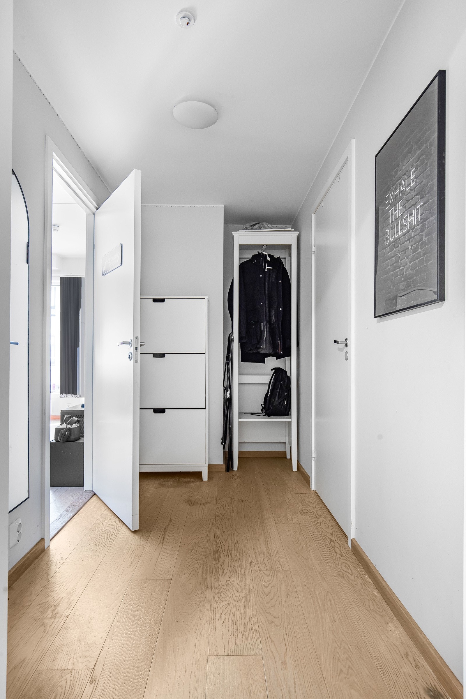 Velkommen inn - Gangen har en natulig inndeling med god plass til garderobeskap Galleribilde