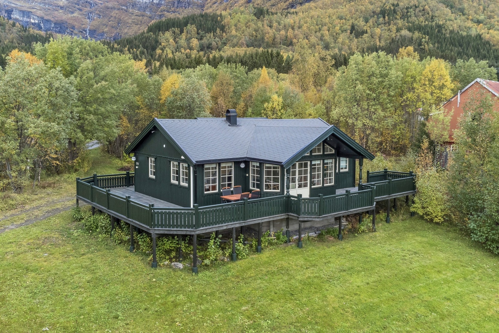 Grønt og fint uteområde rundt fritidsboligen. Galleribilde