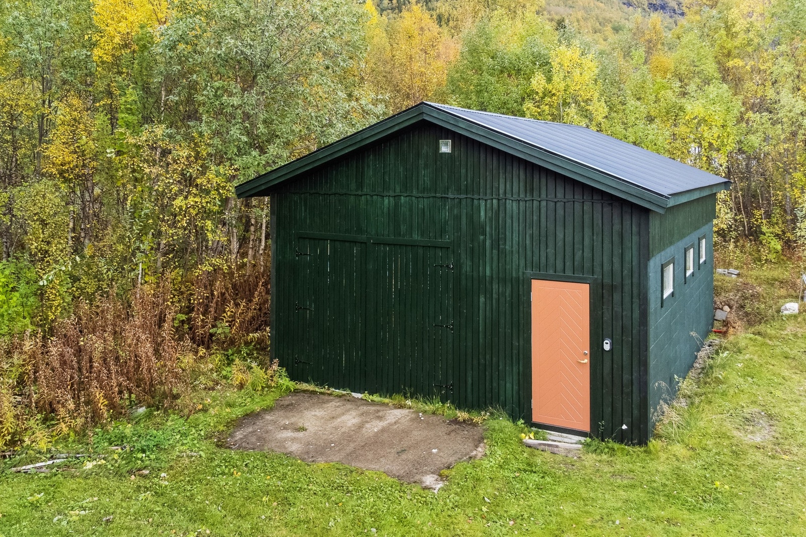 Romslig garasje. Det er ikke støpt gulv i garasje. Galleribilde