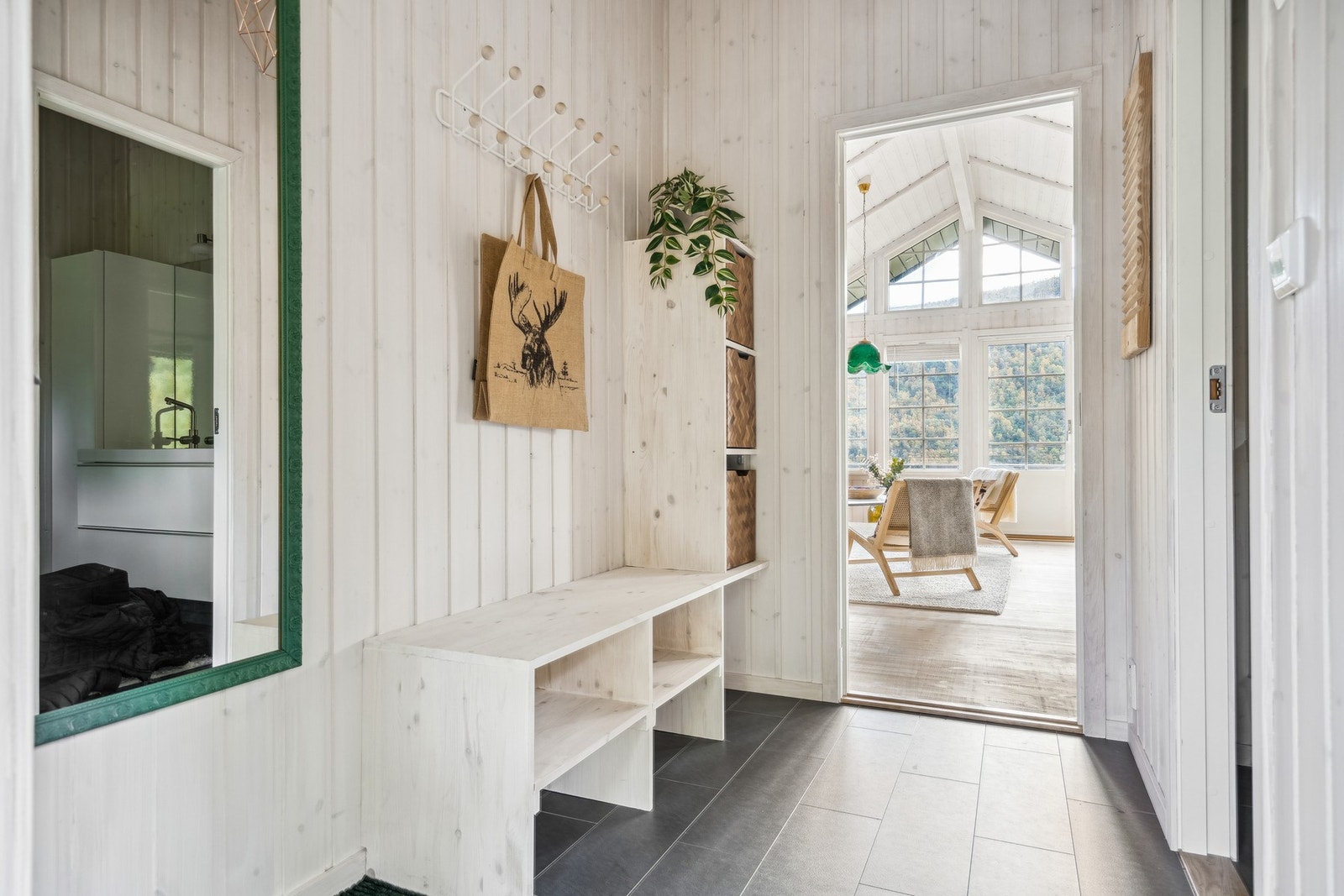 Entré sett fra inngangsdør. Galleribilde