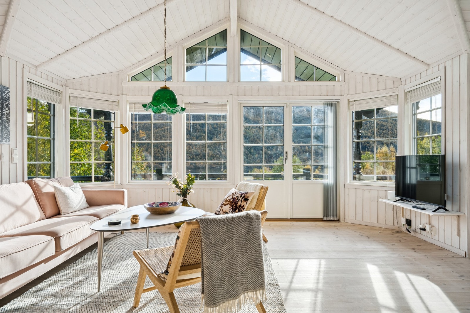 Fin arkitektur, utsikt, sol og lysforhold. Galleribilde