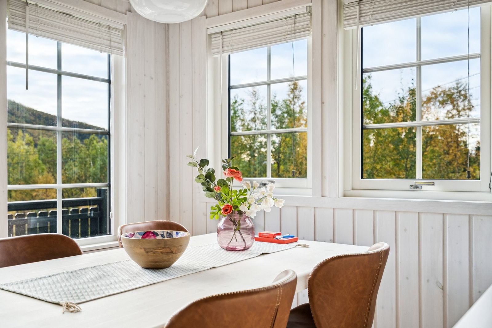 Flotte lysforhold er gjennomgående i boligen. Galleribilde