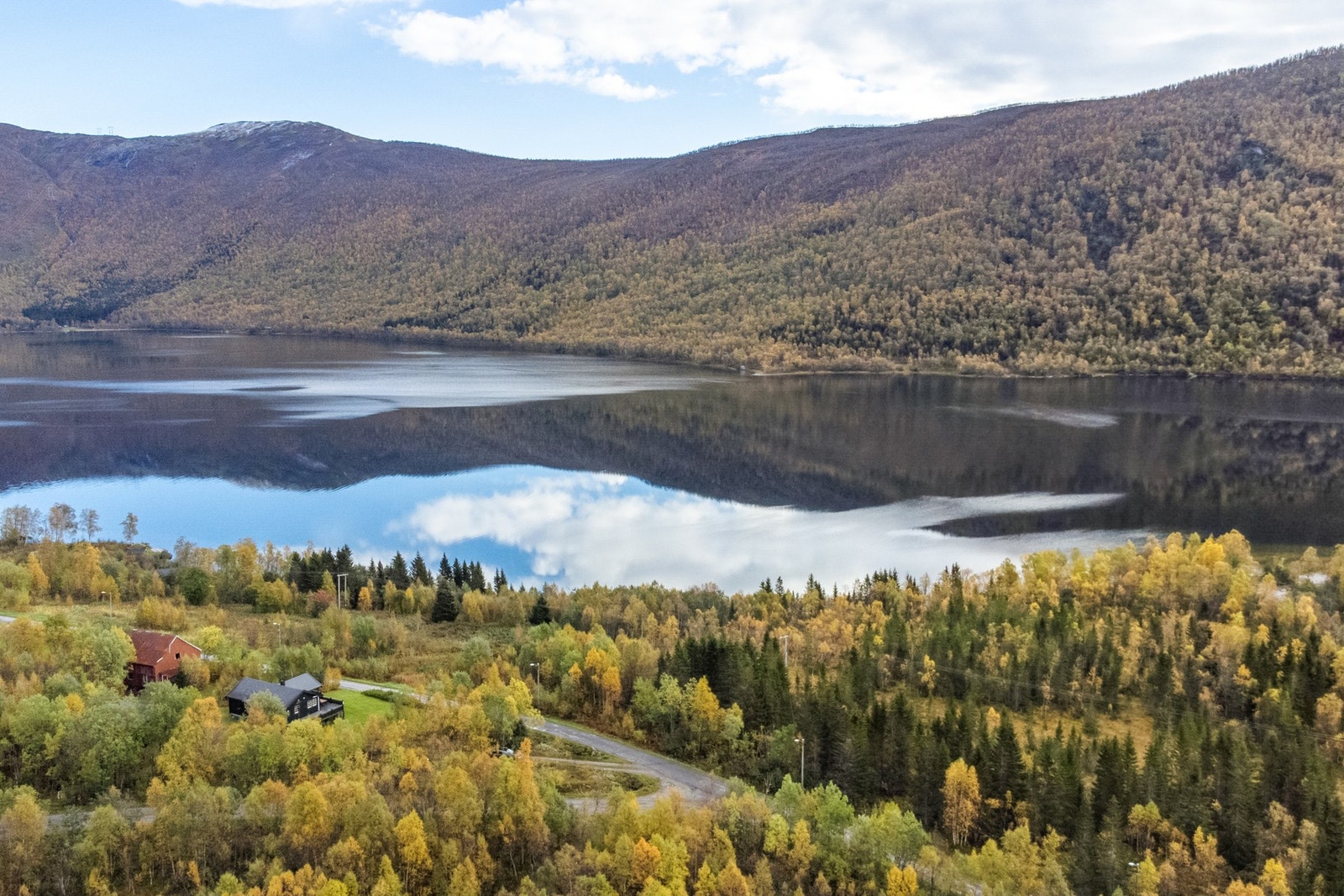 Dronefoto område, du ser hytten i bildet. Galleribilde