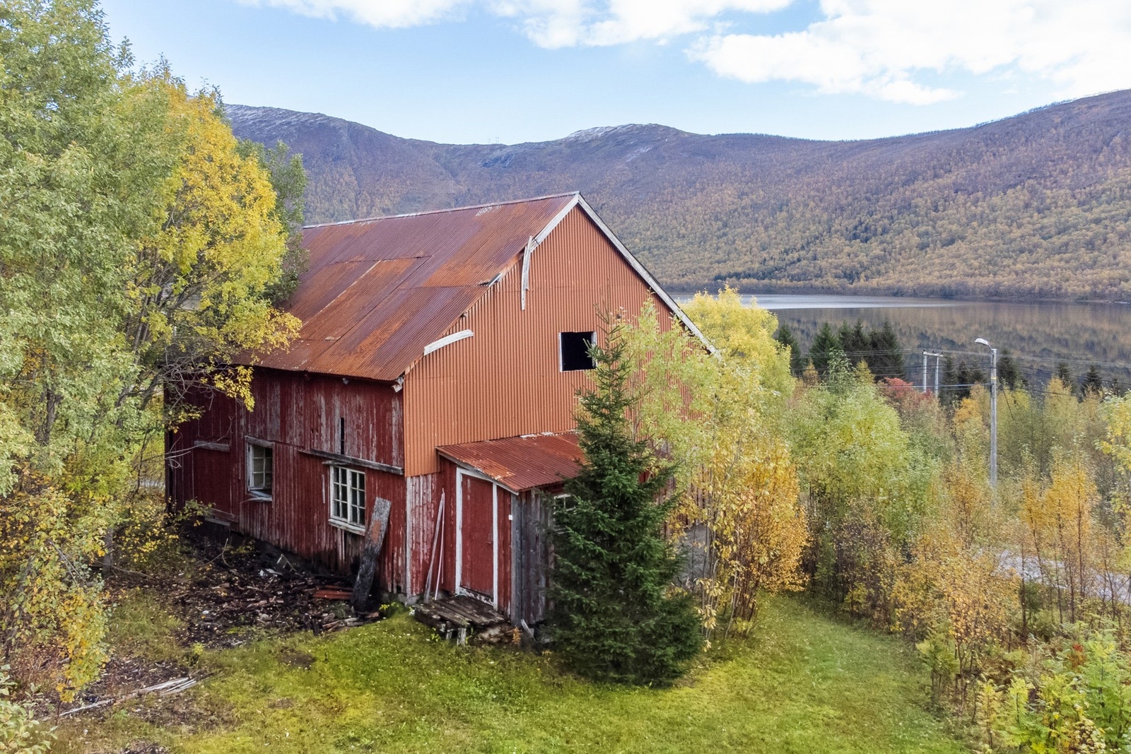 Eldre fjøs på eiendommen, denne ansees som et totalrenoverings-/rivningsobjekt. Galleribilde