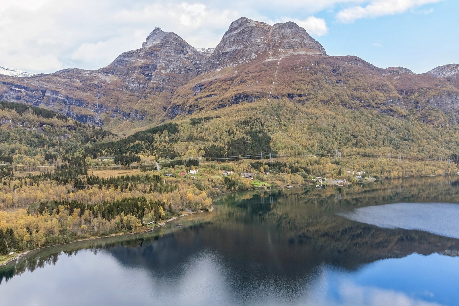 Du får fantastiske turmuligheter, nærhet til Strandvannet og en sjelden mulighet for å etablere deg i et populært område her. Galleribilde