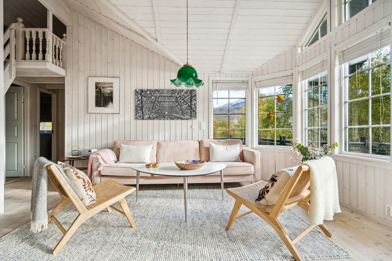 Panelet i hytta er overflatebehandlet med moderne, lys beis. Galleribilde