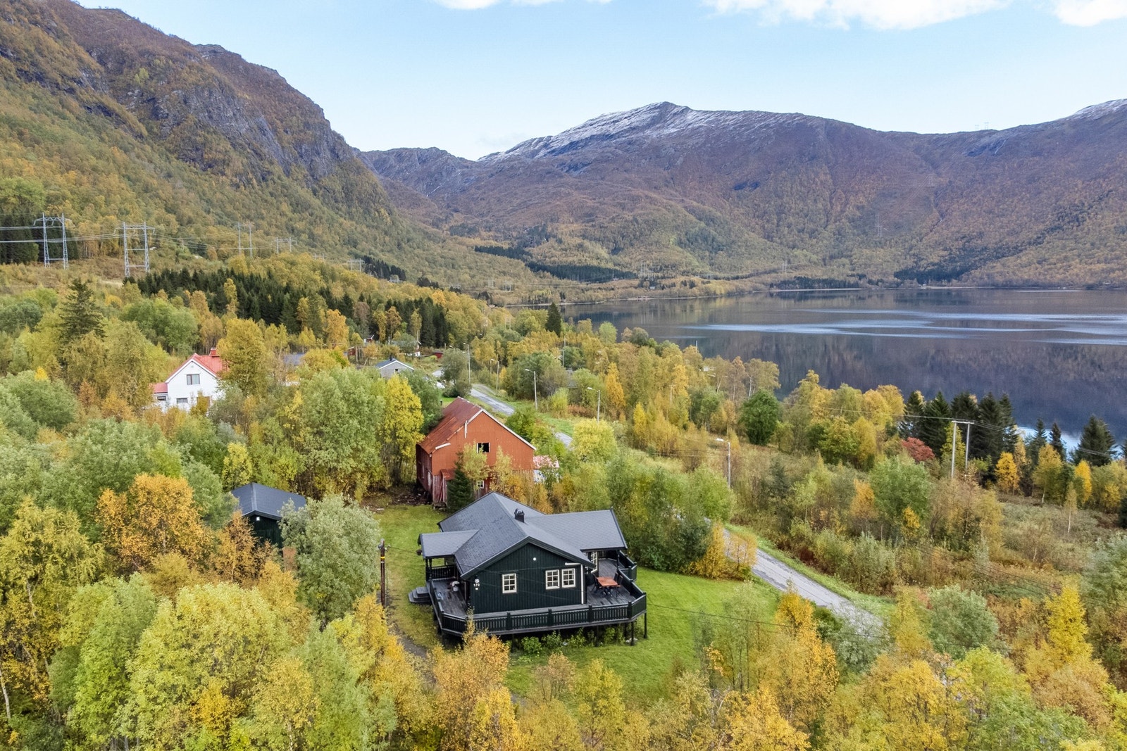 Fin beliggenhet, med garasje og eldre fjøs på eiendommen. Galleribilde