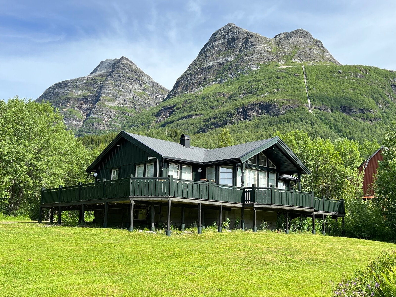 En lekker eiendom med Niingen i bakgrunnen. Galleribilde