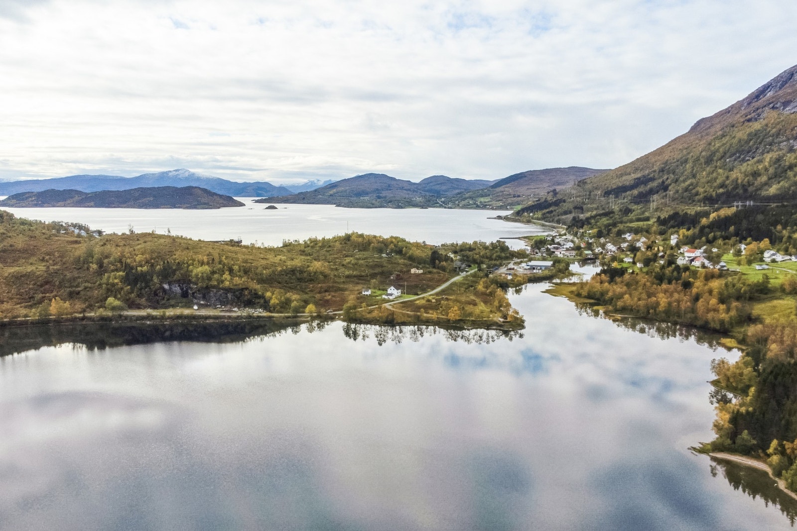 Strandvannet med Bogen i Ofoten mot høyre i bildet. Ofotfjorden kan sees. Galleribilde