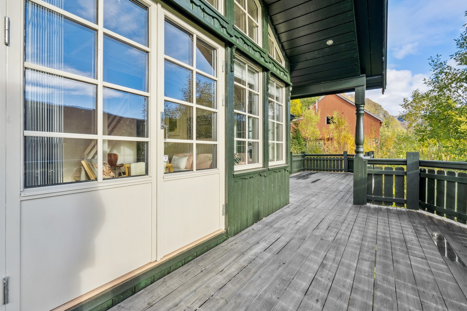 Delvis overbygget uteplass utenfor stua. Galleribilde