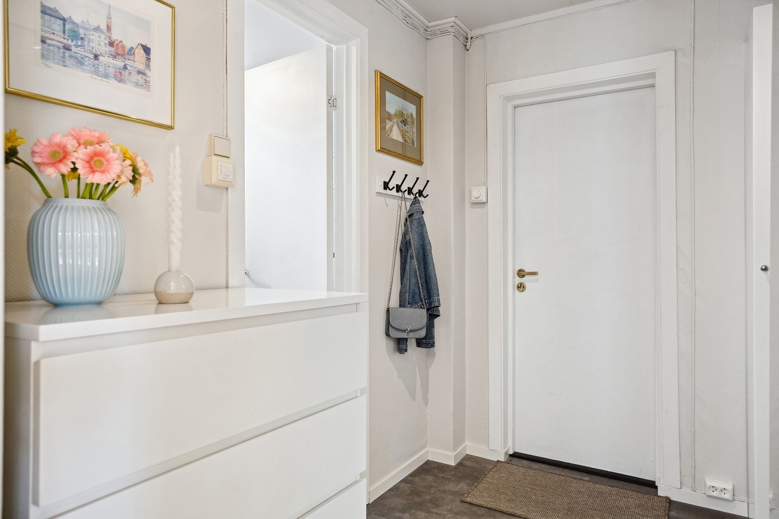 Lys og innbydende entré med gode oppbevaringsmuligheter. Galleribilde