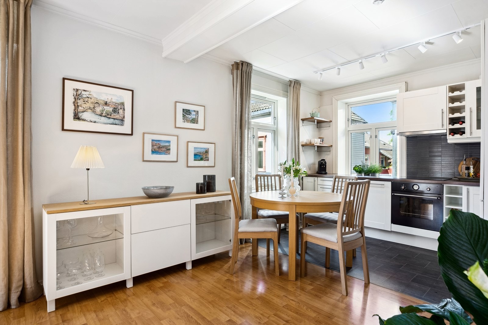 Det er god plass til spisebord på kjøkkenet. Galleribilde