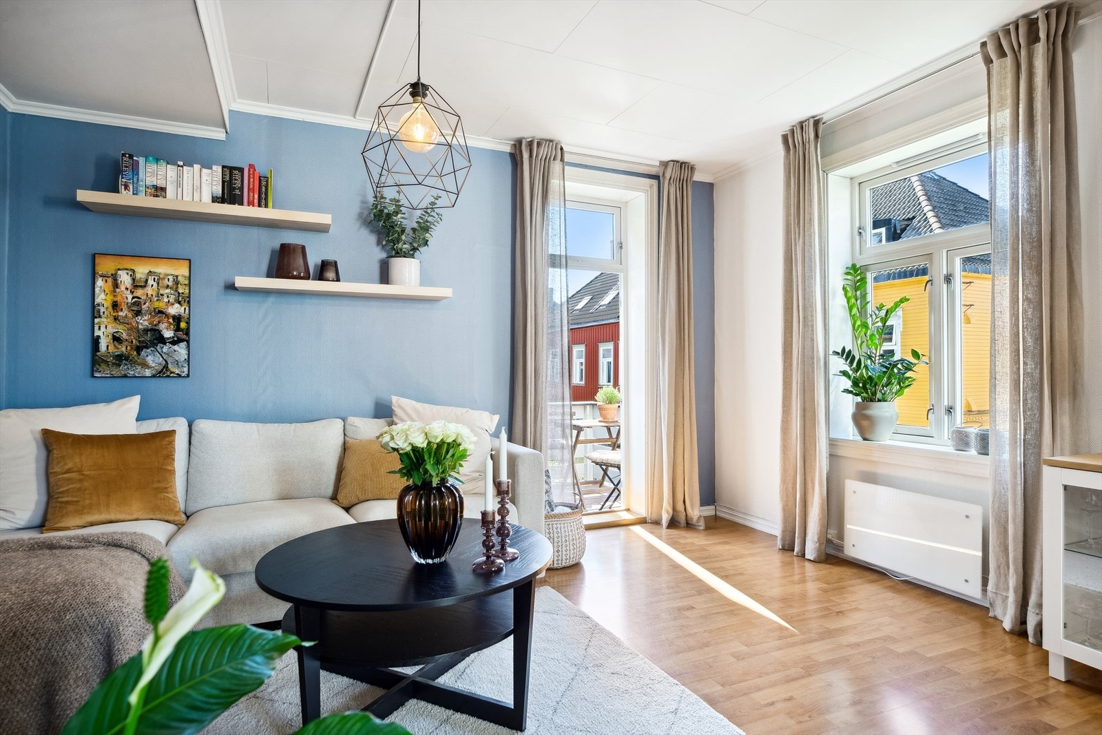 Det er direkte utgang til leilighetens balkong fra stuen. Galleribilde
