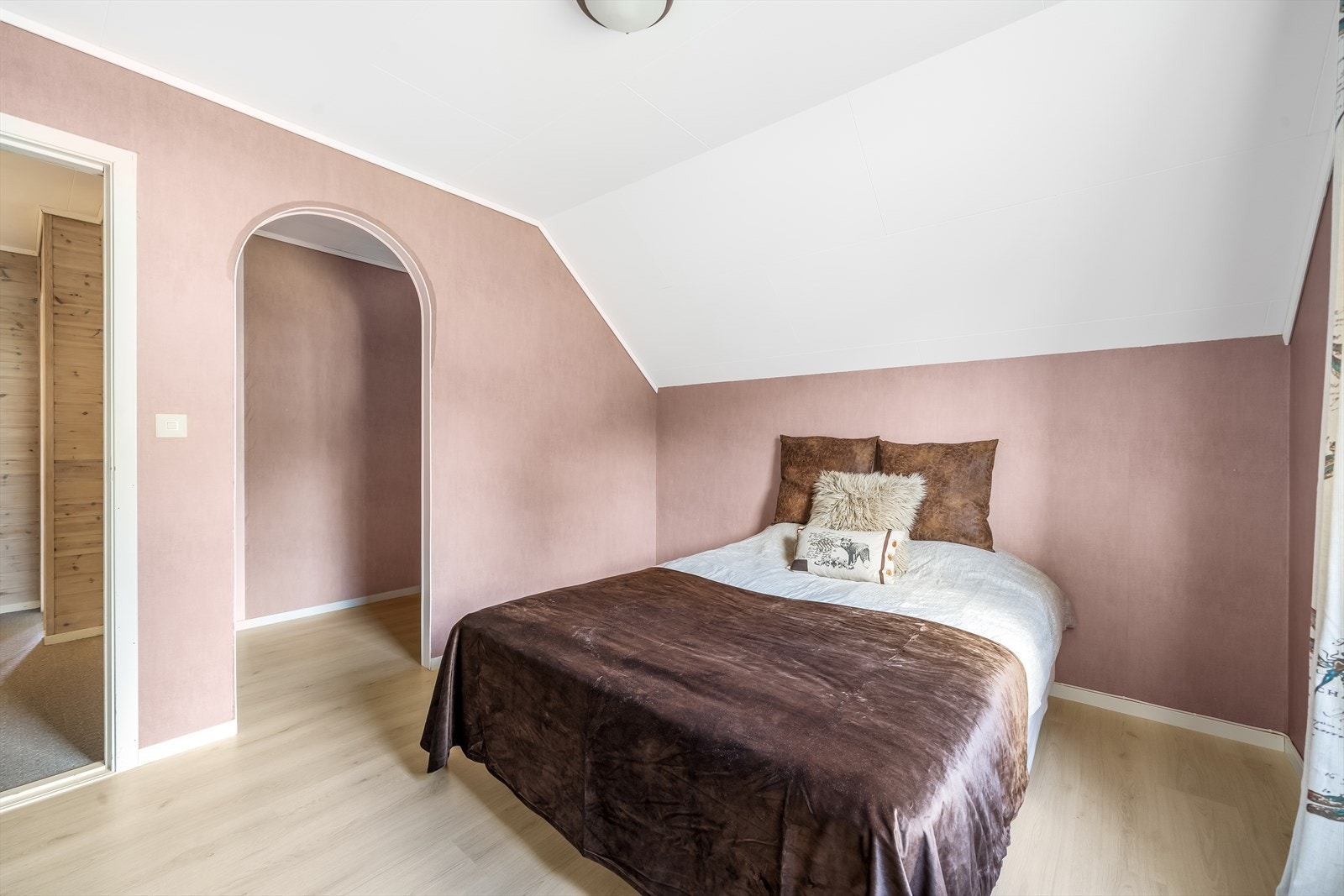Soverom 2 av 2 ligger i 2 etasje. Lite walk-in-closet. Galleribilde