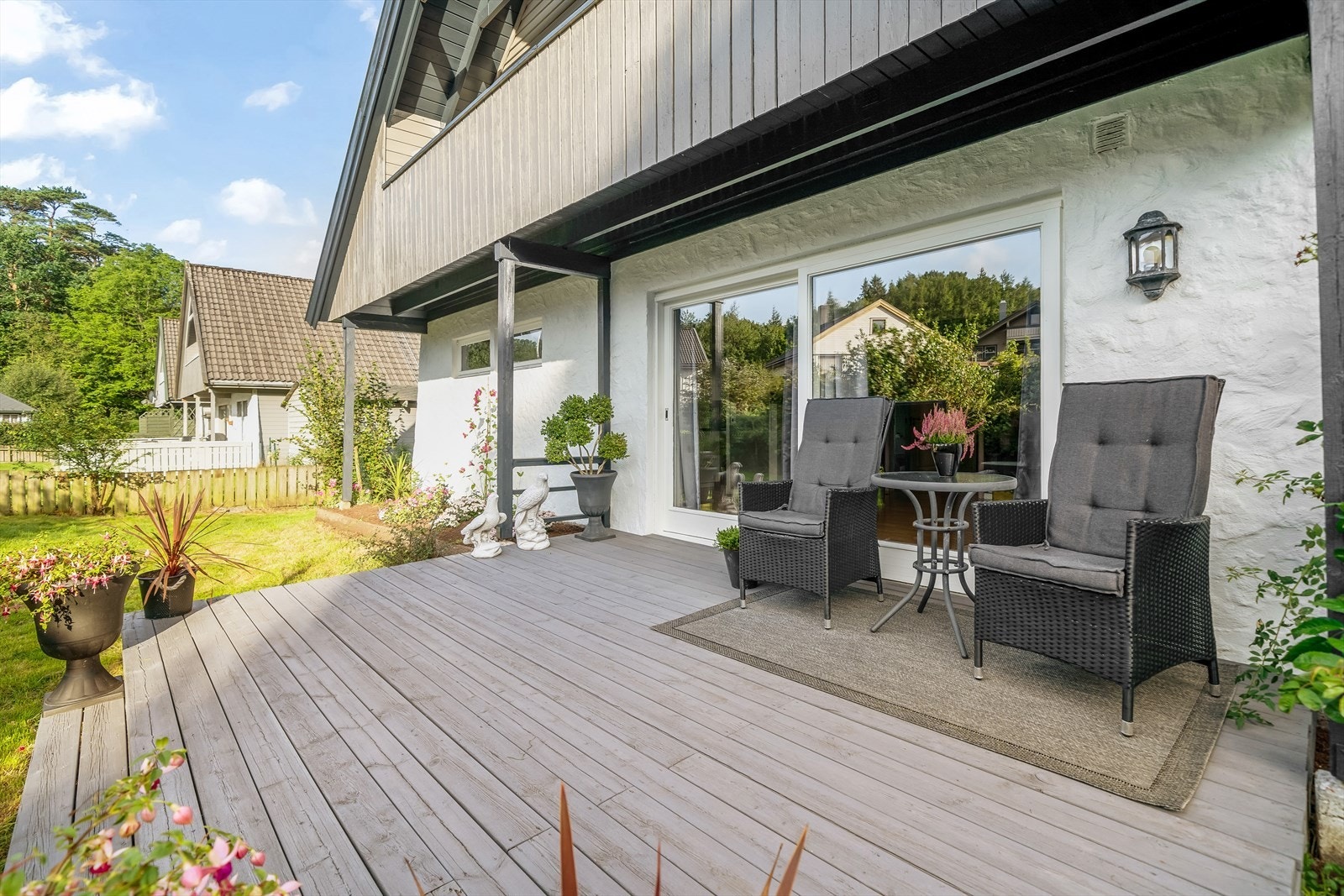 Solrik terrasse i bakkant av boligen. Galleribilde