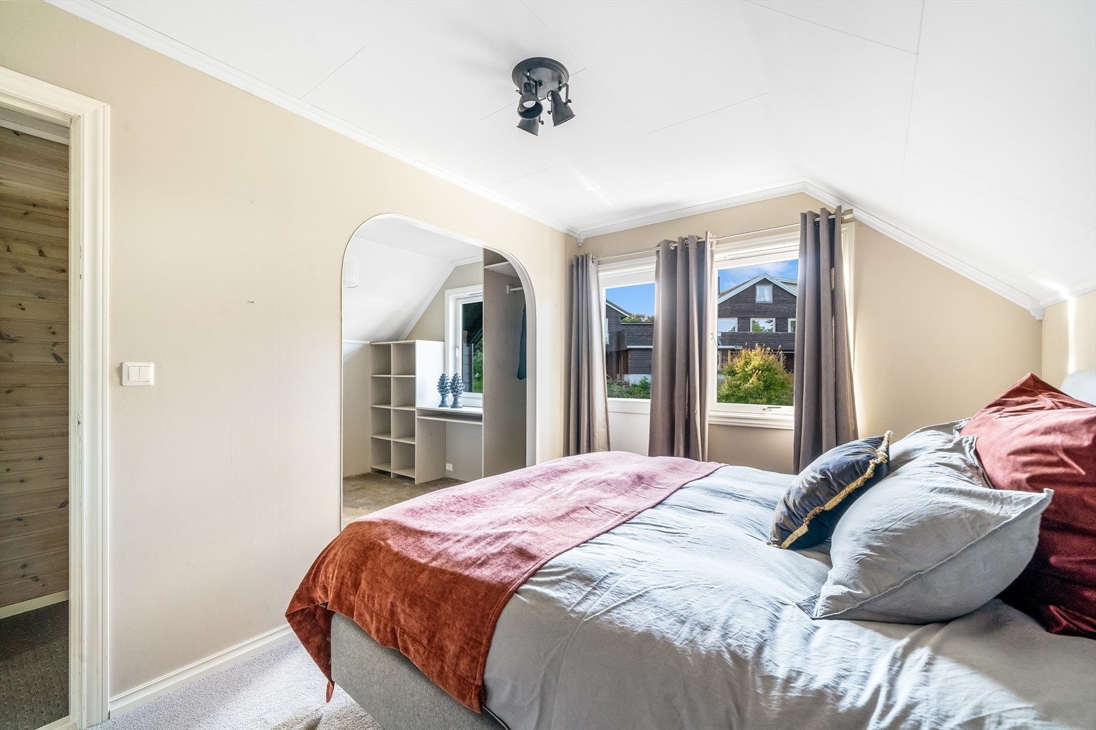 Åpent inn til walk-in-closet som tidligere var et soverom. Galleribilde
