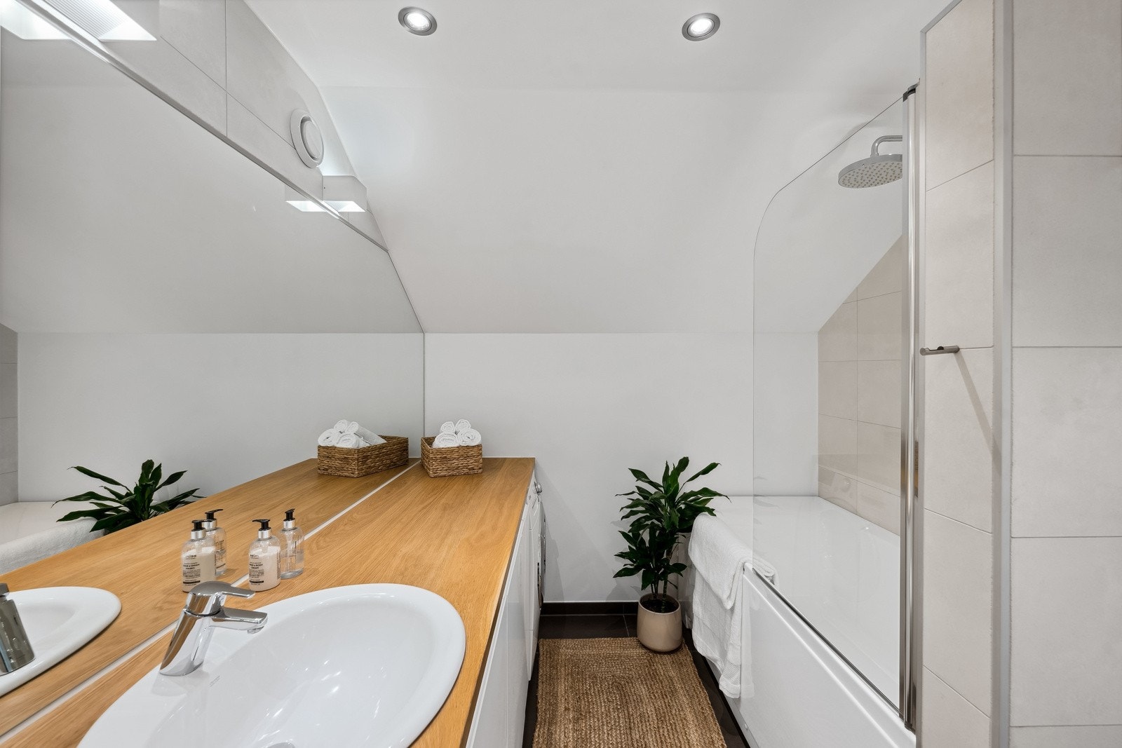 Badet har badekar som også har dusjfasiliteter Galleribilde