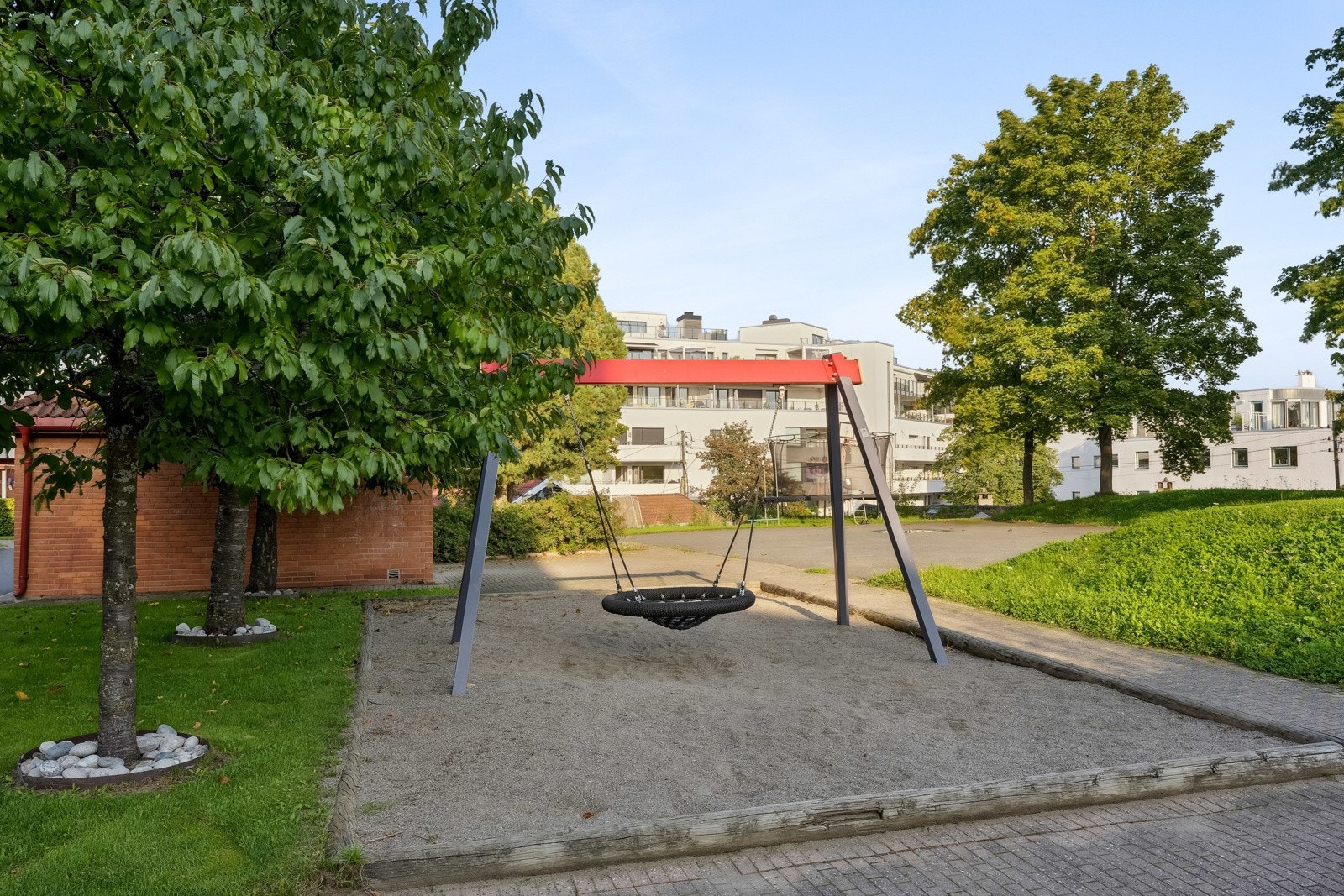 Hyggelige fellesarealer med lekeplass og grøntområder Galleribilde