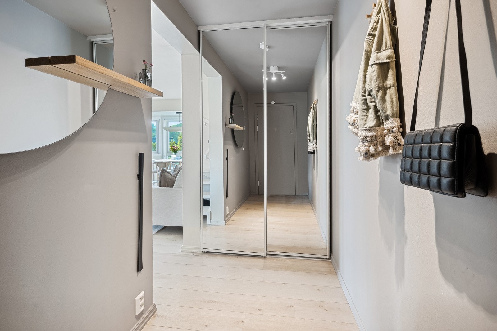 Velkommen inn, entreen har skyvedørsgarderobe med speilfront og plass til knaggkrekke Galleribilde