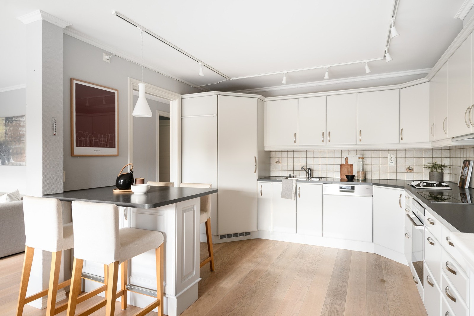 Godt med skap- og benkeplass. Smart øy med barløsning og spiseplass for fire. Galleribilde