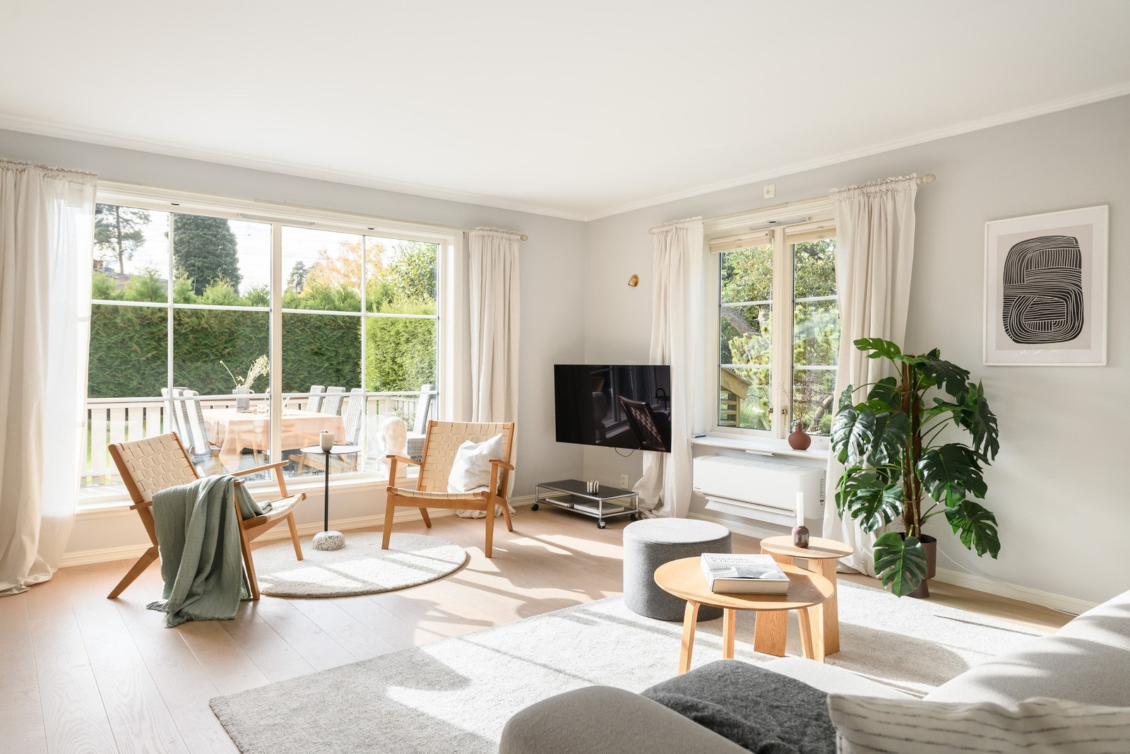 Dagslyset som strømmer inn til allrommet gir leiligheten en luftig atmosfære. Stor skyvedør ut til terrassen. Galleribilde