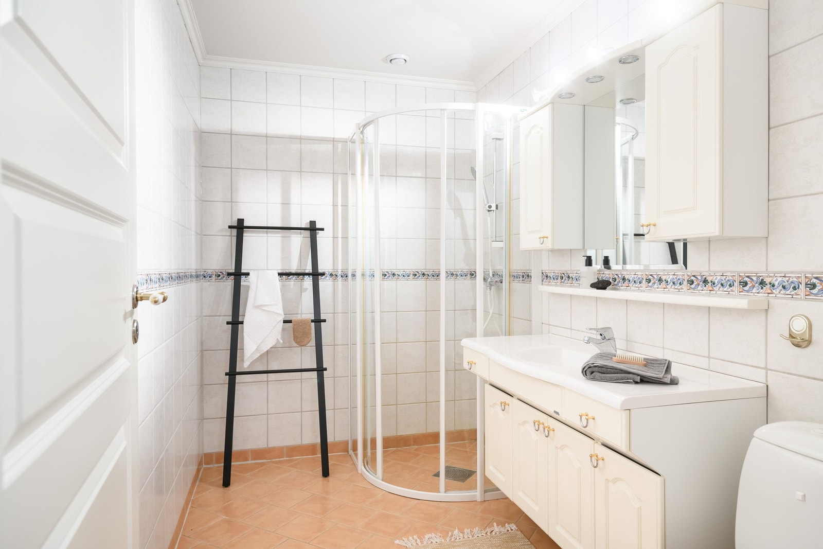 Leiligheten har et pent, helfliset bad med elektrisk varme i gulvet. Galleribilde