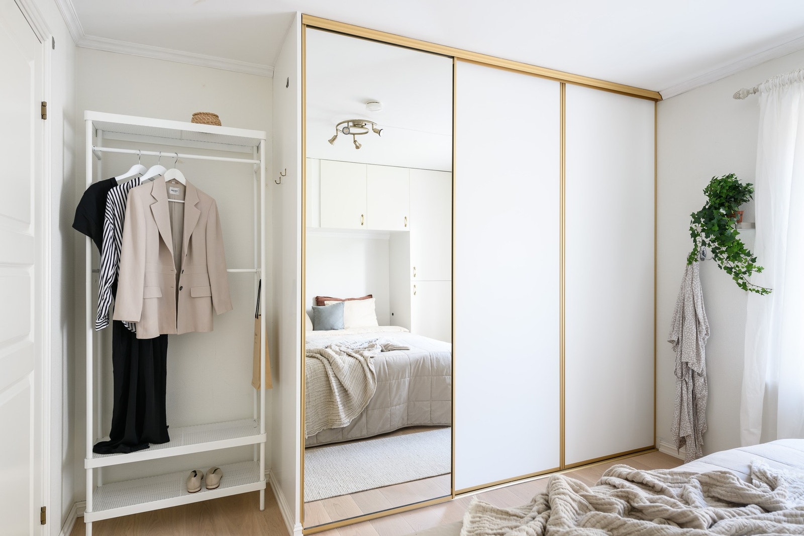 På hovedsoverommet er det plassbygde skap i tillegg til en bred skyvedørsgarderobe. Galleribilde