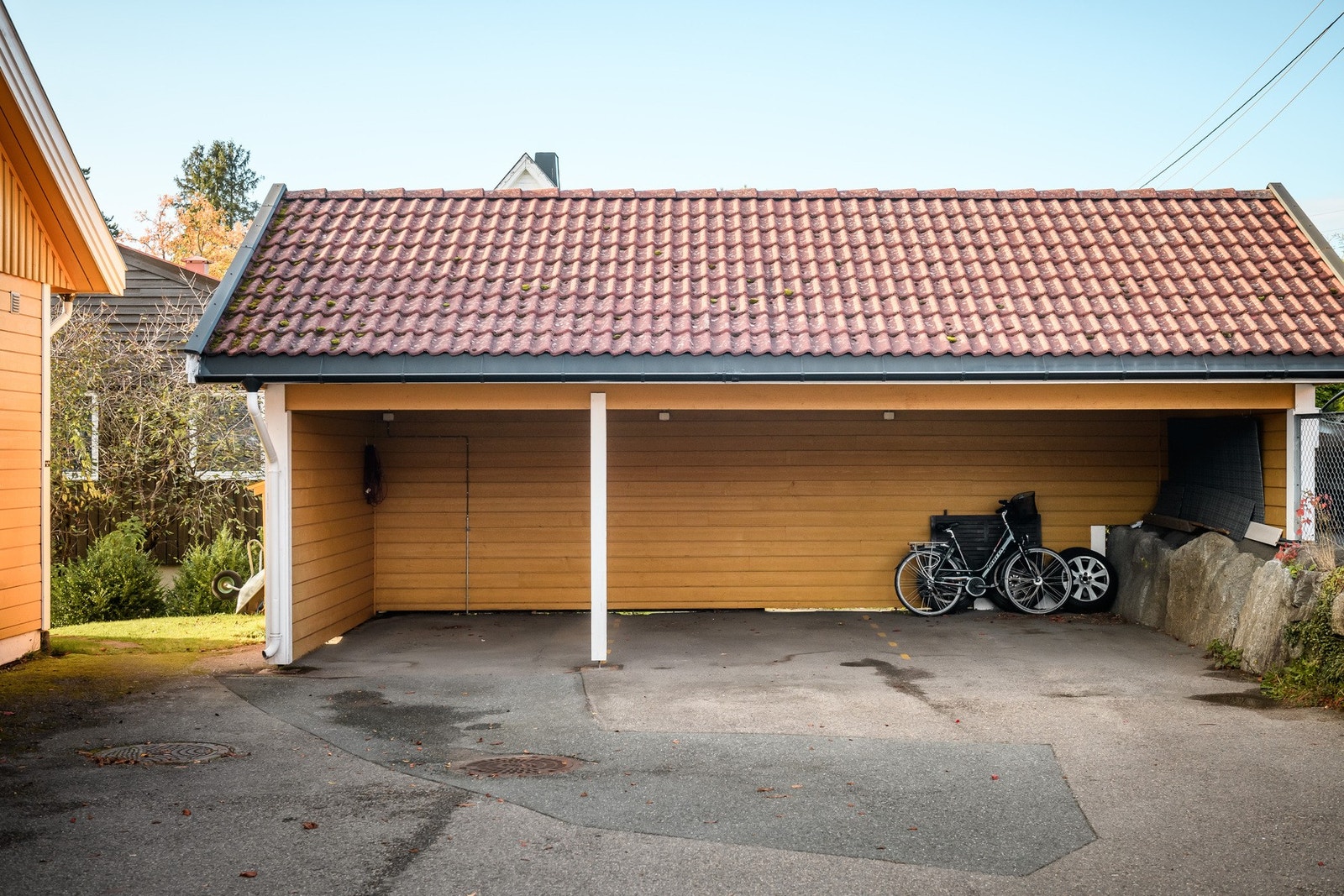 Det medfølger én plass i felles carport med lagringsloft. Galleribilde