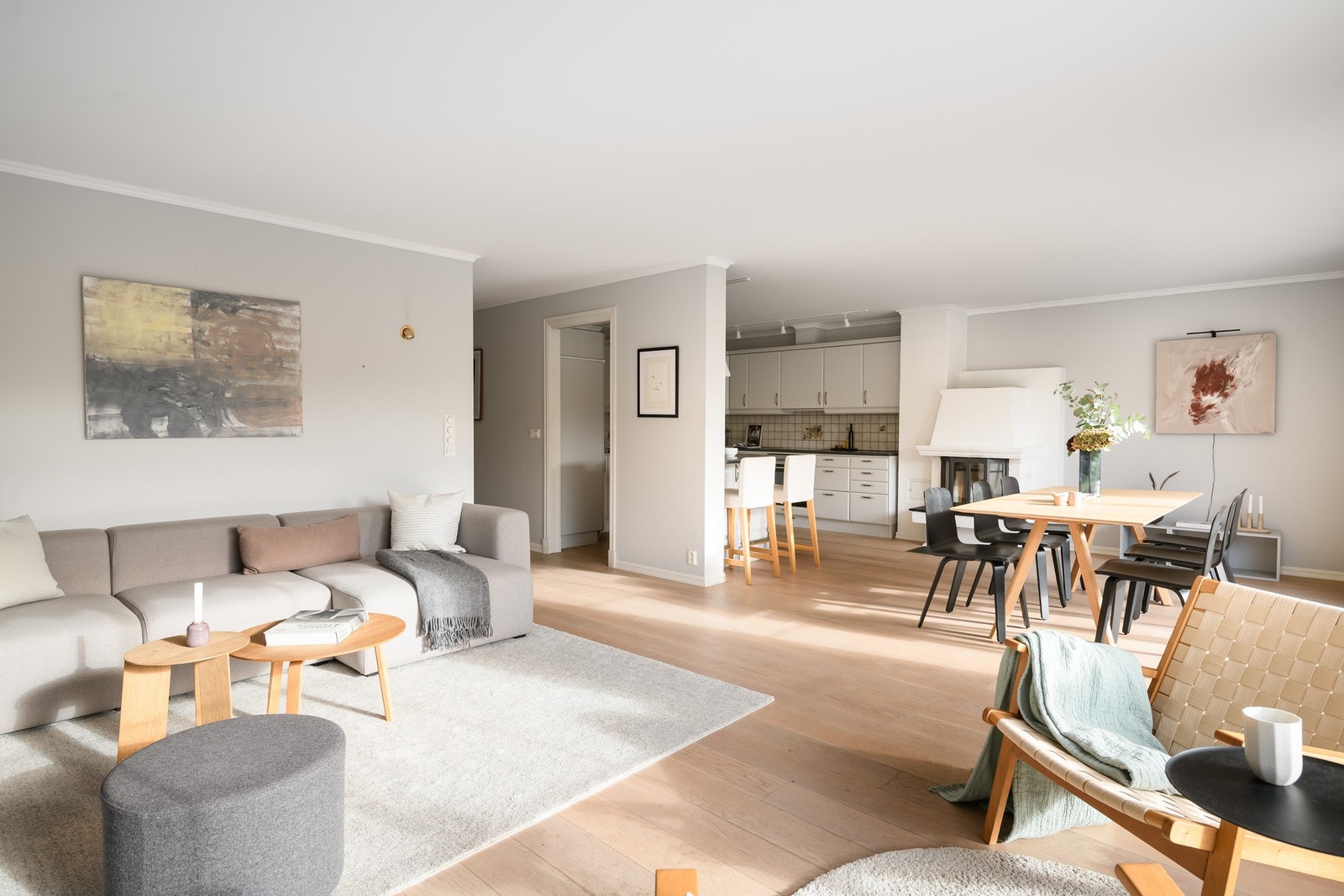 Stuen, spisestuen og kjøkkenet danner et romslig og innbydende allrom. Galleribilde