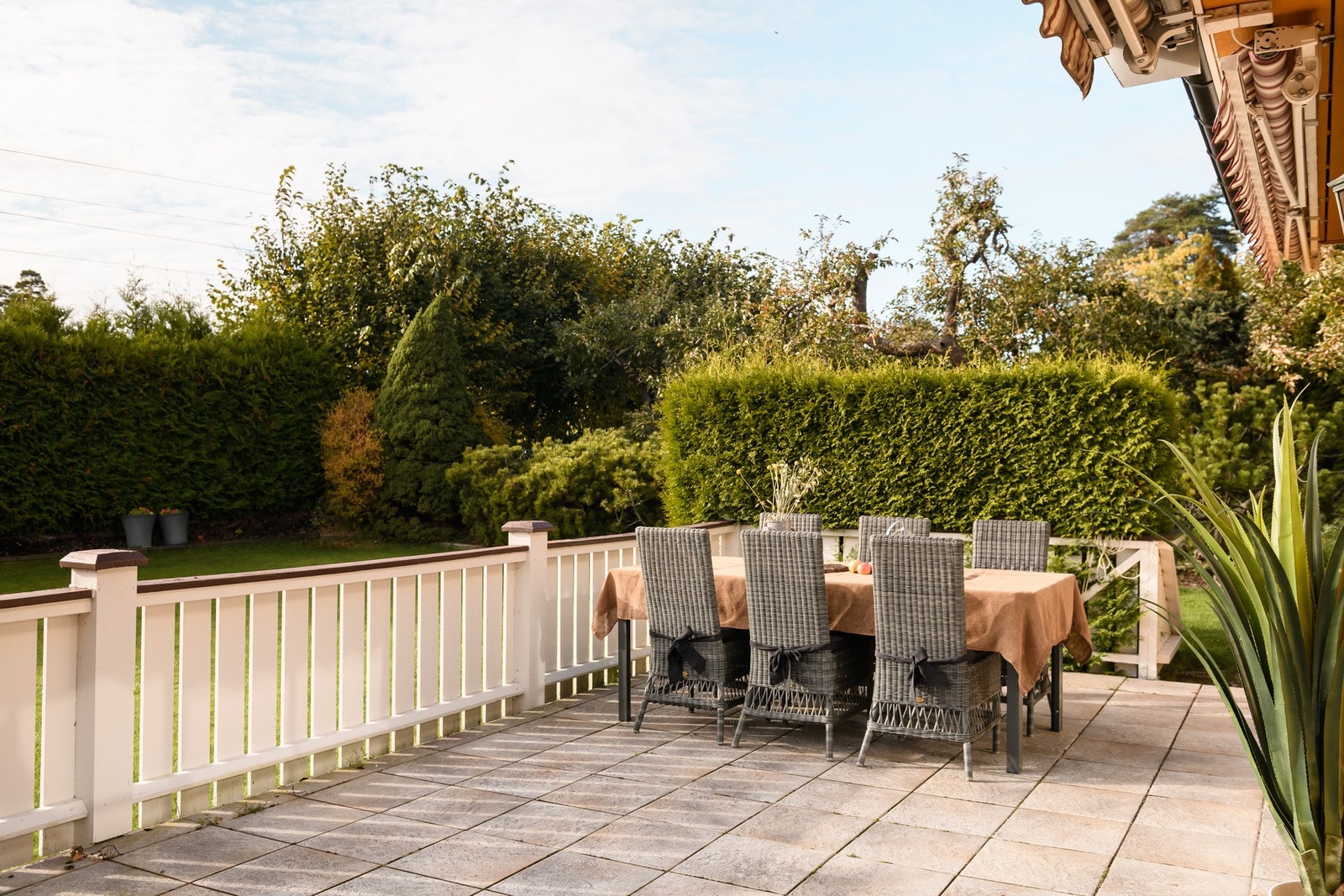 Markterrassen er på ca. 33 kvm, og har god plass til ønsket utemøblement. Galleribilde