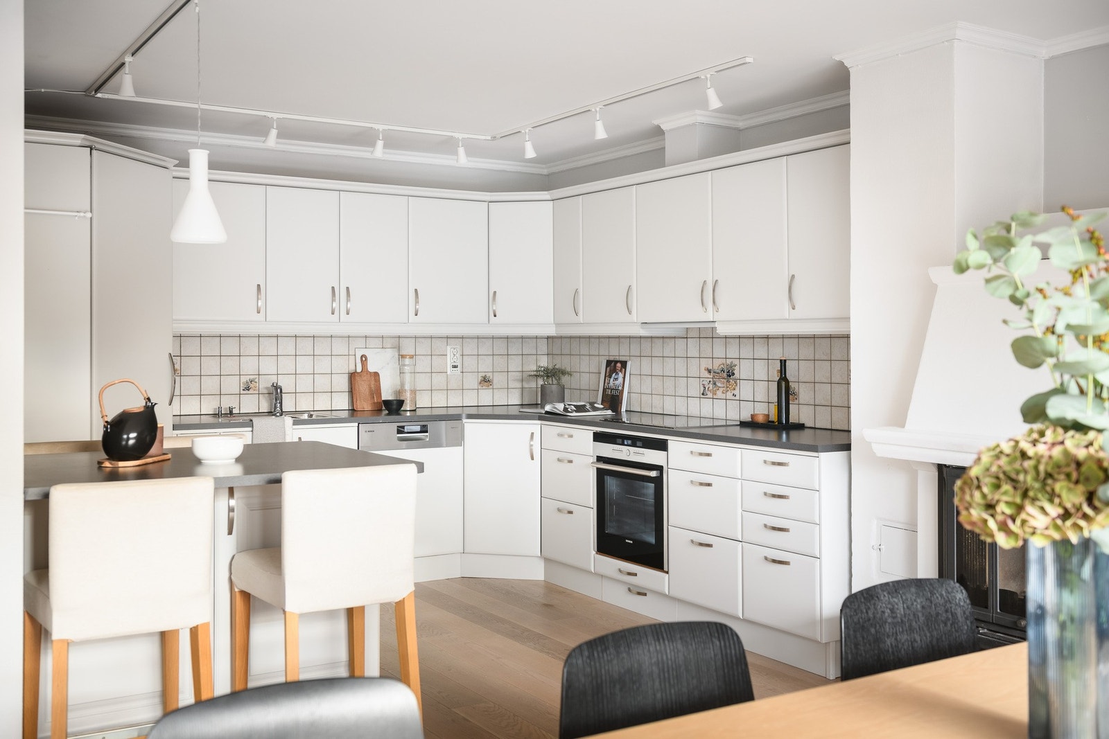 Kjøkkenet er utstyrt med kjølehjørne, stekeovn, komfyr og opplegg for oppvaskmaskin. Galleribilde