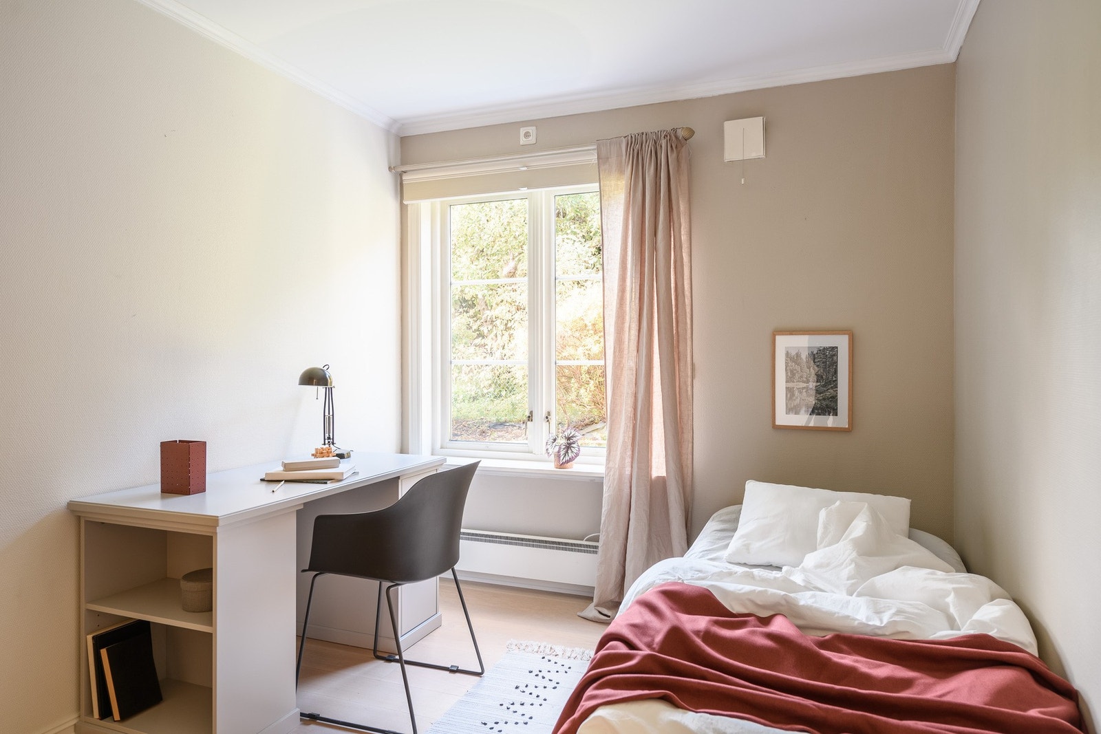 Soverommene har lysmalte vegger mot gylne, enstavs parkettgulv. Galleribilde