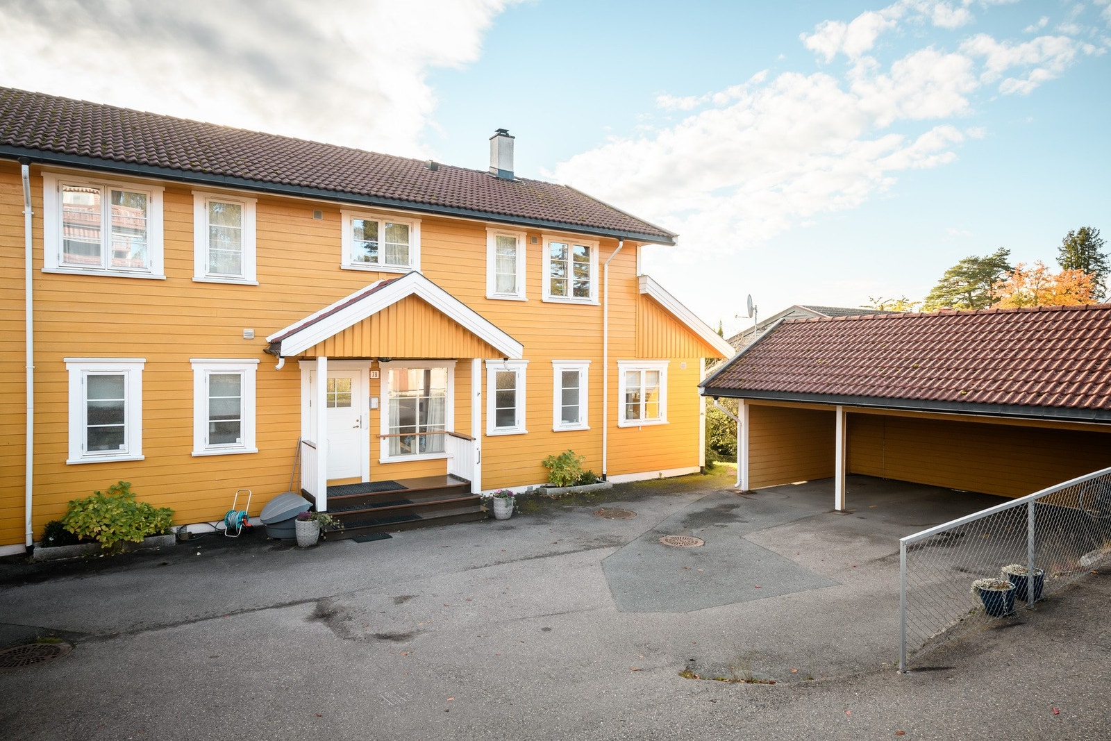 Eiendommen ligger særdeles attraktivt til, og flermannsboligen fra 1998 er pen og velholdt. Galleribilde