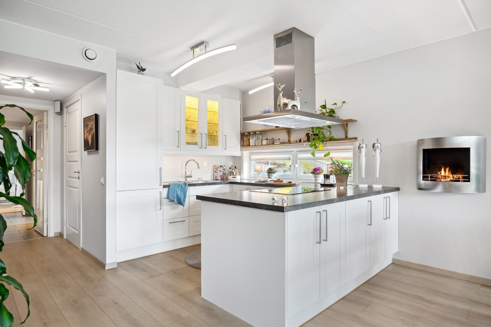 Kjøkkenet ligger i åpen løsning med stuen med barløsning som et naturlig skille. Galleribilde