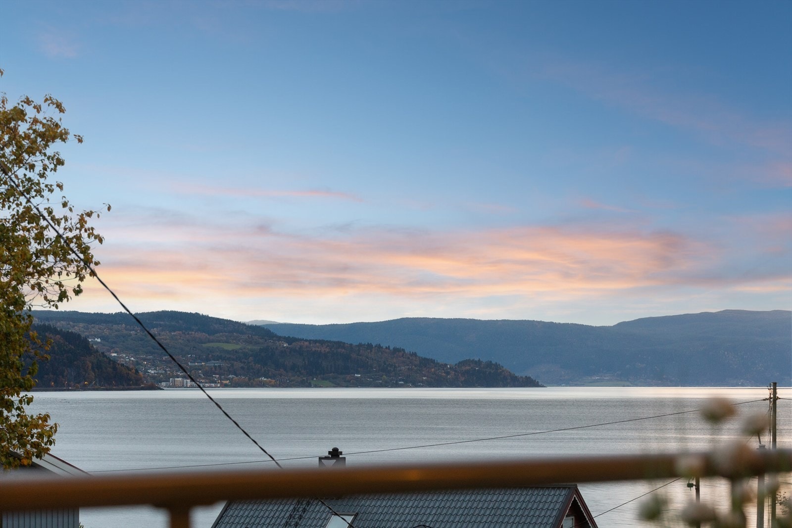 Eiendommen ligger i et landlig, sjønært og barnevennlig boligområde på Brekka, ca. 1 km fra Buvika sentrum. Galleribilde