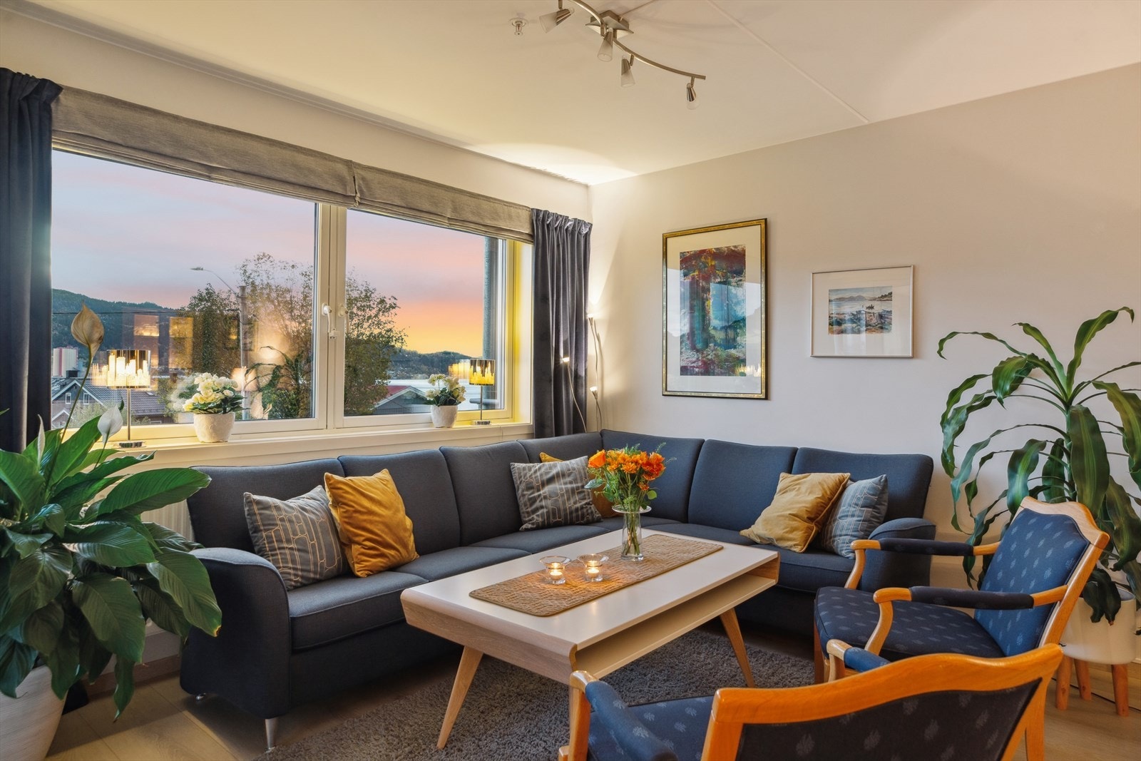 Bygget er tilkoblet et varmeanlegg som gir varme via radiatorer. Galleribilde