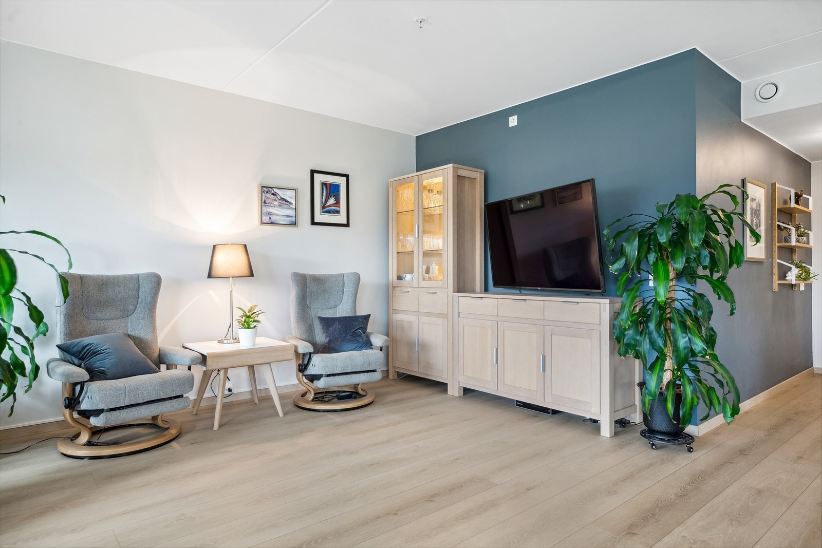 Stuens romslige planløsning gjør den enkel å møblere i flere soner. Galleribilde