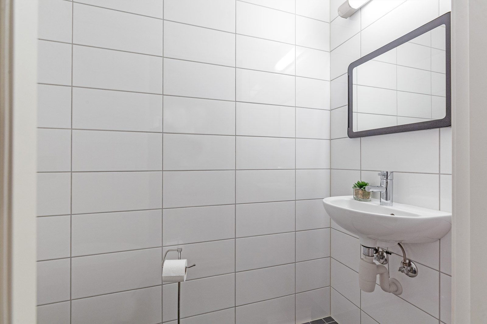 Fra entreen er det adkomst til et praktisk gjestetoalett. Galleribilde