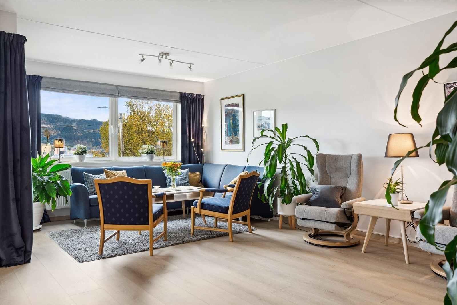 Stue og kjøkken er et pent rom på tilsammen 42,5 kvm. Galleribilde