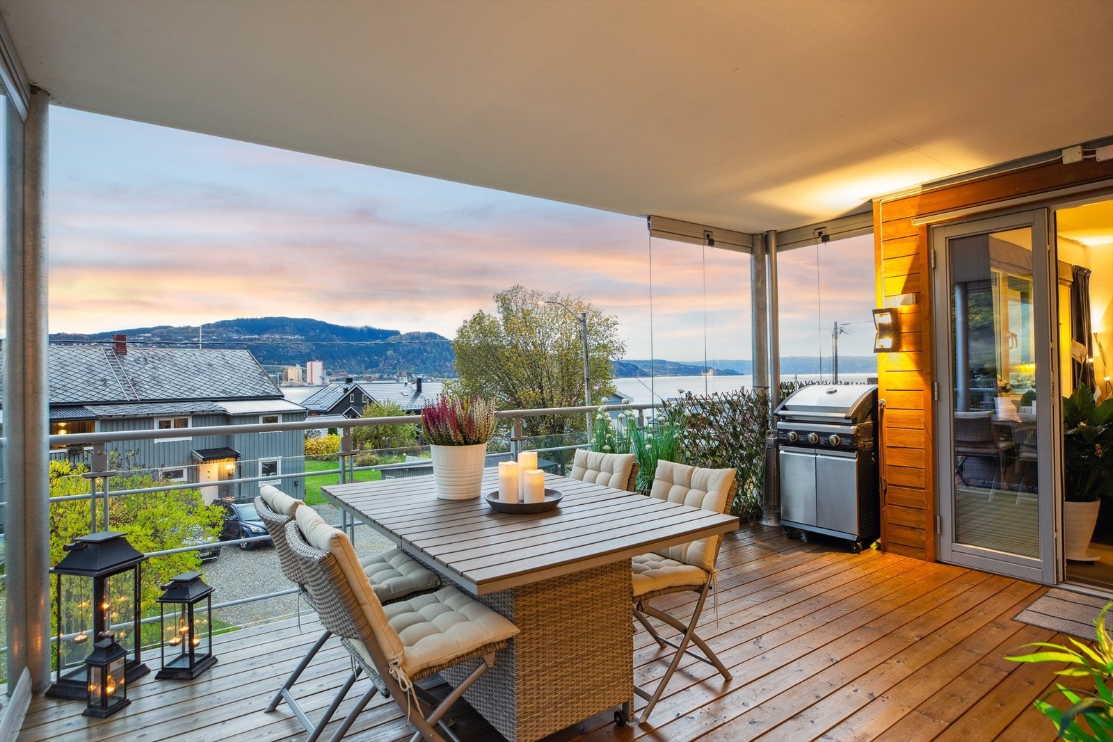 Dette er en tiltalende 4-roms endeleilighet med stor balkong på 19 kvm og fin utsikt. Galleribilde